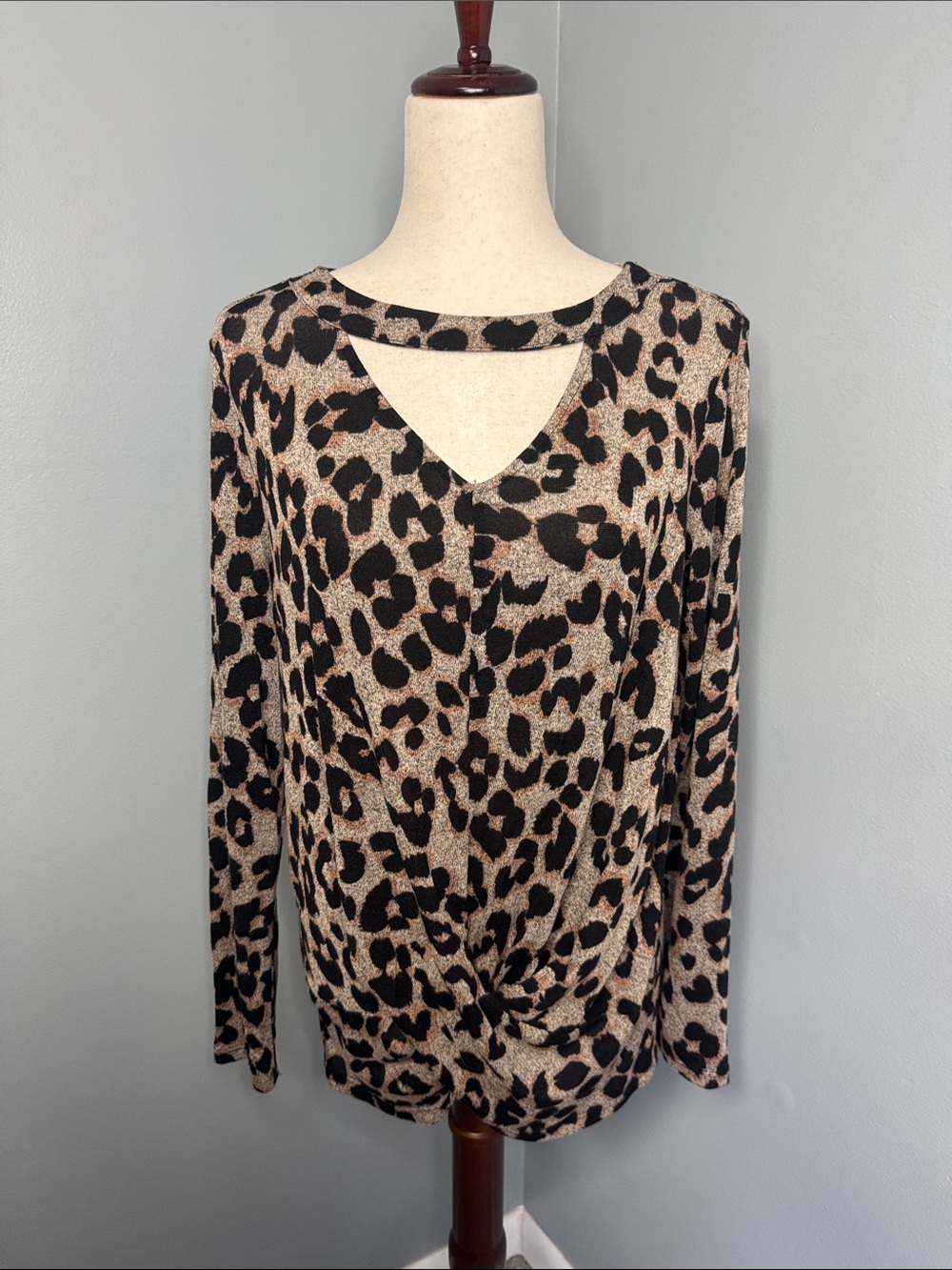 Maurices 24/7 Women’s Beige/Black Twist Front Top Sz M